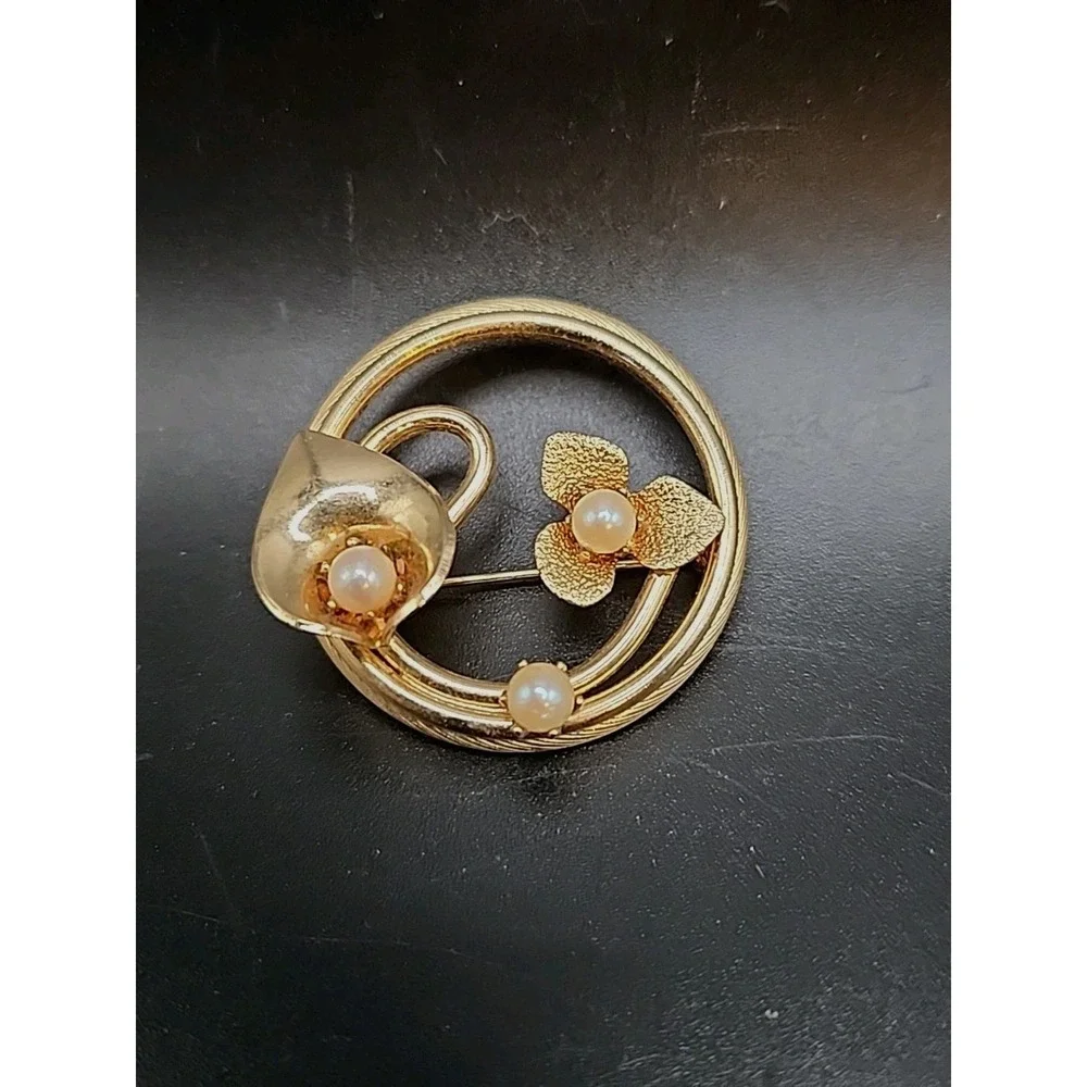 Vintage Faux Pearl Circular Floral Brooch Pin‎ Goldtone 1.5